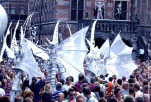 Close-Act Theatre makes street-theatre spectacles for festivals and events. With stilts, mobile objects and beautiful costumes we create an imaginary world for you to enjoy. Le théâtre Close-Act crée des spectacles de théâtre de rue pour les festivals et les événements. Avec des échasses, des objets mobiles et de beaux costumes, nous créons un monde imaginaire dont vous pourrez profiter. Close-Act Theatre hace espectáculos de teatro callejero para festivales y eventos. Con zancos, objetos móviles y hermosos trajes, creamos un mundo imaginario para que disfrutes.
