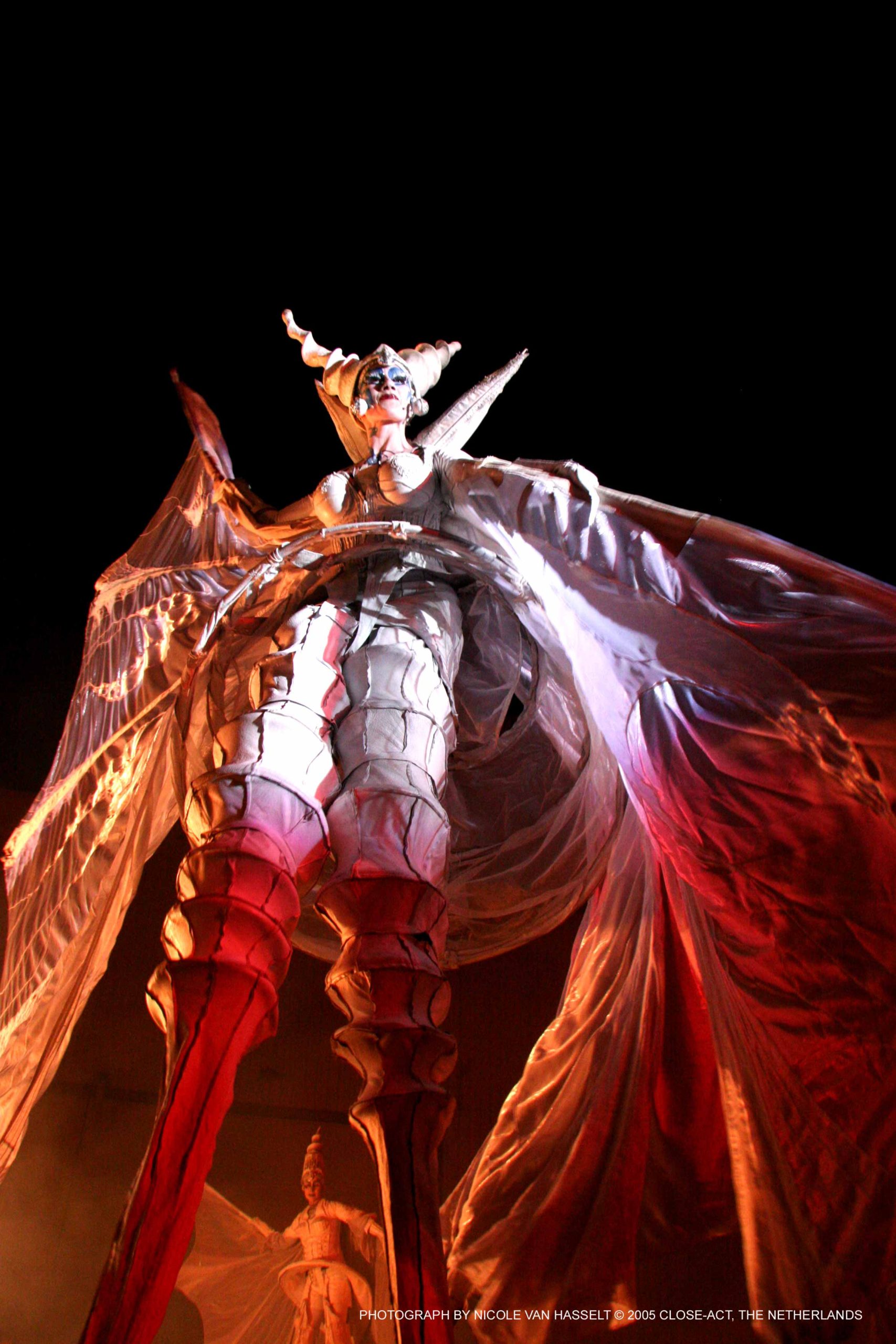 Close-Act Theatre makes street-theatre spectacles for festivals and events. With stilts, mobile objects and beautiful costumes we create an imaginary world for you to enjoy. Le théâtre Close-Act crée des spectacles de théâtre de rue pour les festivals et les événements. Avec des échasses, des objets mobiles et de beaux costumes, nous créons un monde imaginaire dont vous pourrez profiter. Close-Act Theatre hace espectáculos de teatro callejero para festivales y eventos. Con zancos, objetos móviles y hermosos trajes, creamos un mundo imaginario para que disfrutes.