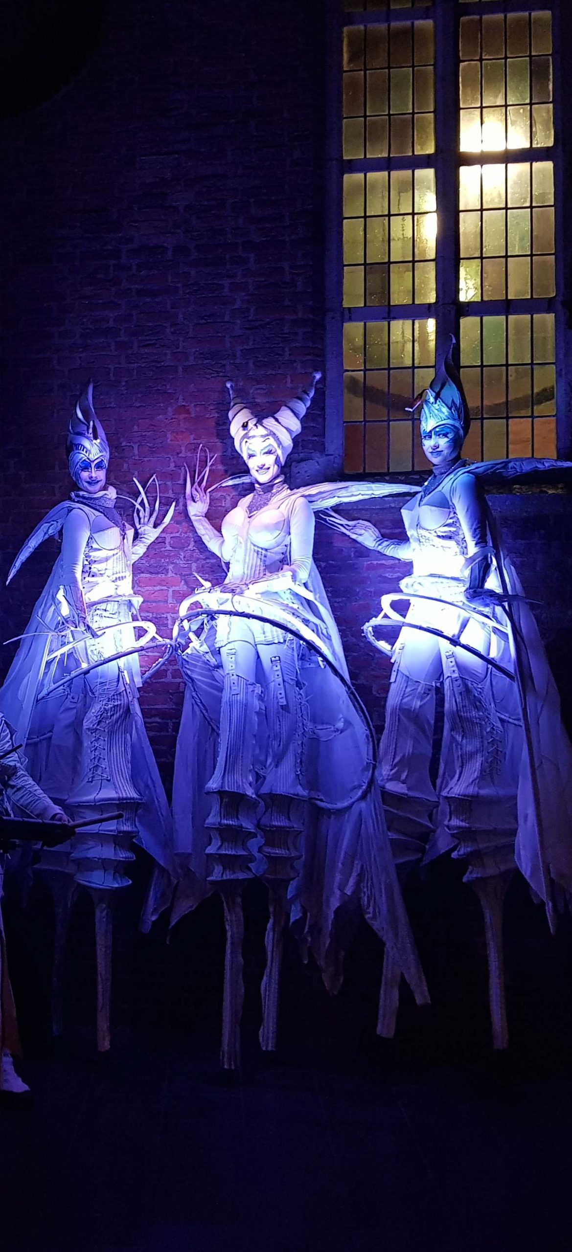 Close-Act Theatre makes street-theatre spectacles for festivals and events. With stilts, mobile objects and beautiful costumes we create an imaginary world for you to enjoy. Le théâtre Close-Act crée des spectacles de théâtre de rue pour les festivals et les événements. Avec des échasses, des objets mobiles et de beaux costumes, nous créons un monde imaginaire dont vous pourrez profiter. Close-Act Theatre hace espectáculos de teatro callejero para festivales y eventos. Con zancos, objetos móviles y hermosos trajes, creamos un mundo imaginario para que disfrutes.