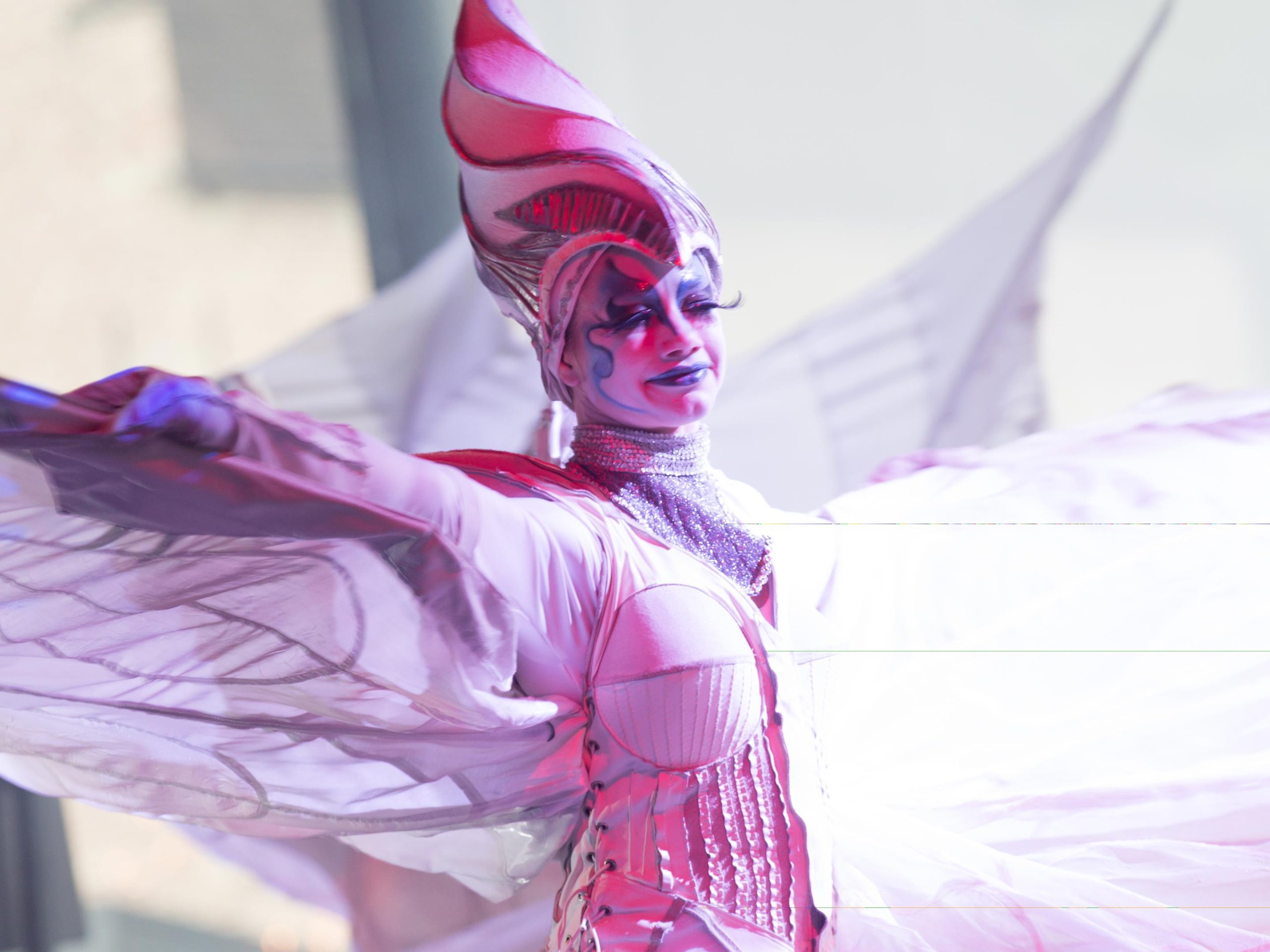 Close-Act Theatre makes street-theatre spectacles for festivals and events. With stilts, mobile objects and beautiful costumes we create an imaginary world for you to enjoy. Le théâtre Close-Act crée des spectacles de théâtre de rue pour les festivals et les événements. Avec des échasses, des objets mobiles et de beaux costumes, nous créons un monde imaginaire dont vous pourrez profiter. Close-Act Theatre hace espectáculos de teatro callejero para festivales y eventos. Con zancos, objetos móviles y hermosos trajes, creamos un mundo imaginario para que disfrutes.