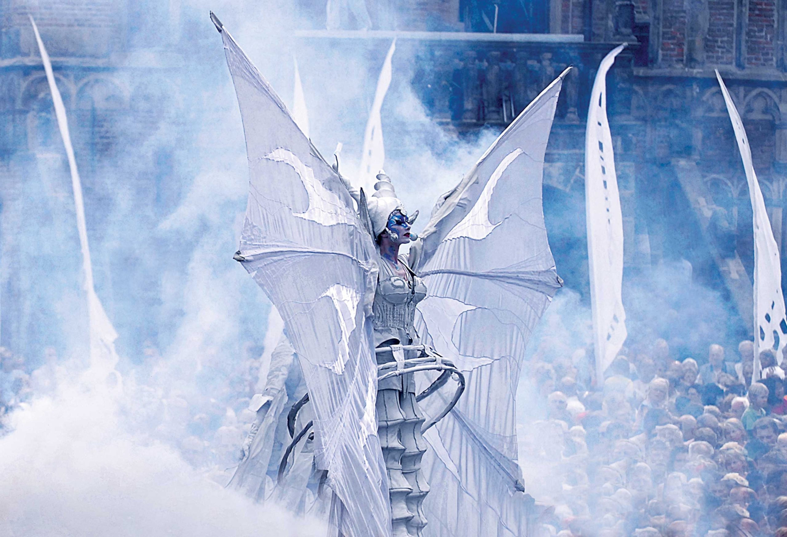 Close-Act Theatre makes street-theatre spectacles for festivals and events. With stilts, mobile objects and beautiful costumes we create an imaginary world for you to enjoy. Le théâtre Close-Act crée des spectacles de théâtre de rue pour les festivals et les événements. Avec des échasses, des objets mobiles et de beaux costumes, nous créons un monde imaginaire dont vous pourrez profiter. Close-Act Theatre hace espectáculos de teatro callejero para festivales y eventos. Con zancos, objetos móviles y hermosos trajes, creamos un mundo imaginario para que disfrutes.