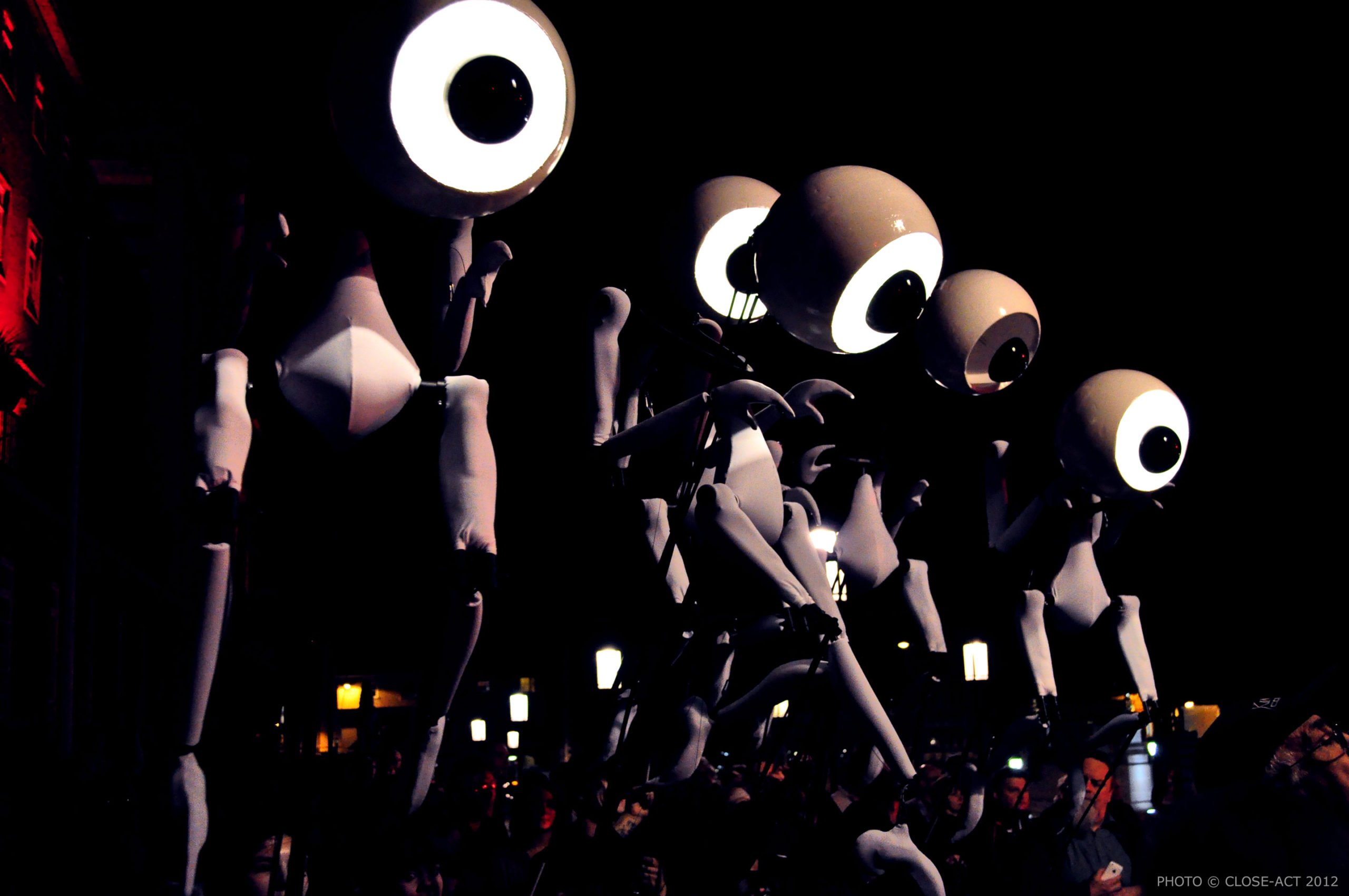 Close-Act Theatre makes street-theatre spectacles for festivals and events. With stilts, mobile objects and beautiful costumes we create an imaginary world for you to enjoy. Le théâtre Close-Act crée des spectacles de théâtre de rue pour les festivals et les événements. Avec des échasses, des objets mobiles et de beaux costumes, nous créons un monde imaginaire dont vous pourrez profiter. Close-Act Theatre hace espectáculos de teatro callejero para festivales y eventos. Con zancos, objetos móviles y hermosos trajes, creamos un mundo imaginario para que disfrutes.