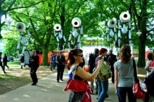 Close-Act Theatre makes street-theatre spectacles for festivals and events. With stilts, mobile objects and beautiful costumes we create an imaginary world for you to enjoy. Le théâtre Close-Act crée des spectacles de théâtre de rue pour les festivals et les événements. Avec des échasses, des objets mobiles et de beaux costumes, nous créons un monde imaginaire dont vous pourrez profiter. Close-Act Theatre hace espectáculos de teatro callejero para festivales y eventos. Con zancos, objetos móviles y hermosos trajes, creamos un mundo imaginario para que disfrutes.