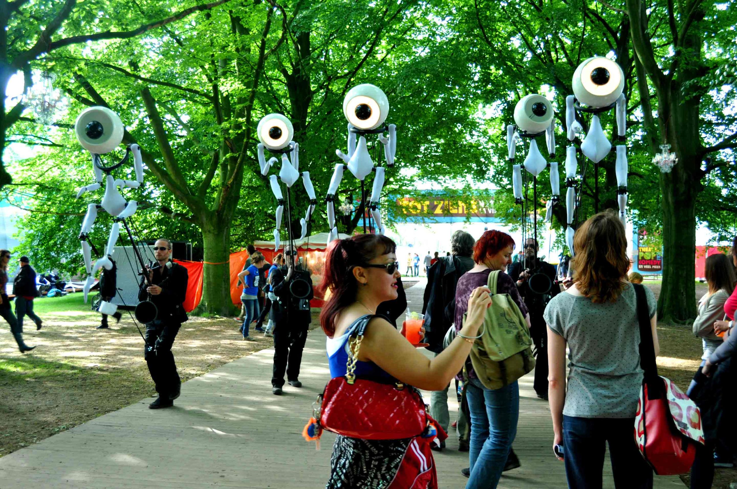Close-Act Theatre makes street-theatre spectacles for festivals and events. With stilts, mobile objects and beautiful costumes we create an imaginary world for you to enjoy. Le théâtre Close-Act crée des spectacles de théâtre de rue pour les festivals et les événements. Avec des échasses, des objets mobiles et de beaux costumes, nous créons un monde imaginaire dont vous pourrez profiter. Close-Act Theatre hace espectáculos de teatro callejero para festivales y eventos. Con zancos, objetos móviles y hermosos trajes, creamos un mundo imaginario para que disfrutes.