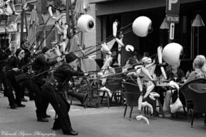 Close-Act Theatre makes street-theatre spectacles for festivals and events. With stilts, mobile objects and beautiful costumes we create an imaginary world for you to enjoy. Le théâtre Close-Act crée des spectacles de théâtre de rue pour les festivals et les événements. Avec des échasses, des objets mobiles et de beaux costumes, nous créons un monde imaginaire dont vous pourrez profiter. Close-Act Theatre hace espectáculos de teatro callejero para festivales y eventos. Con zancos, objetos móviles y hermosos trajes, creamos un mundo imaginario para que disfrutes.
