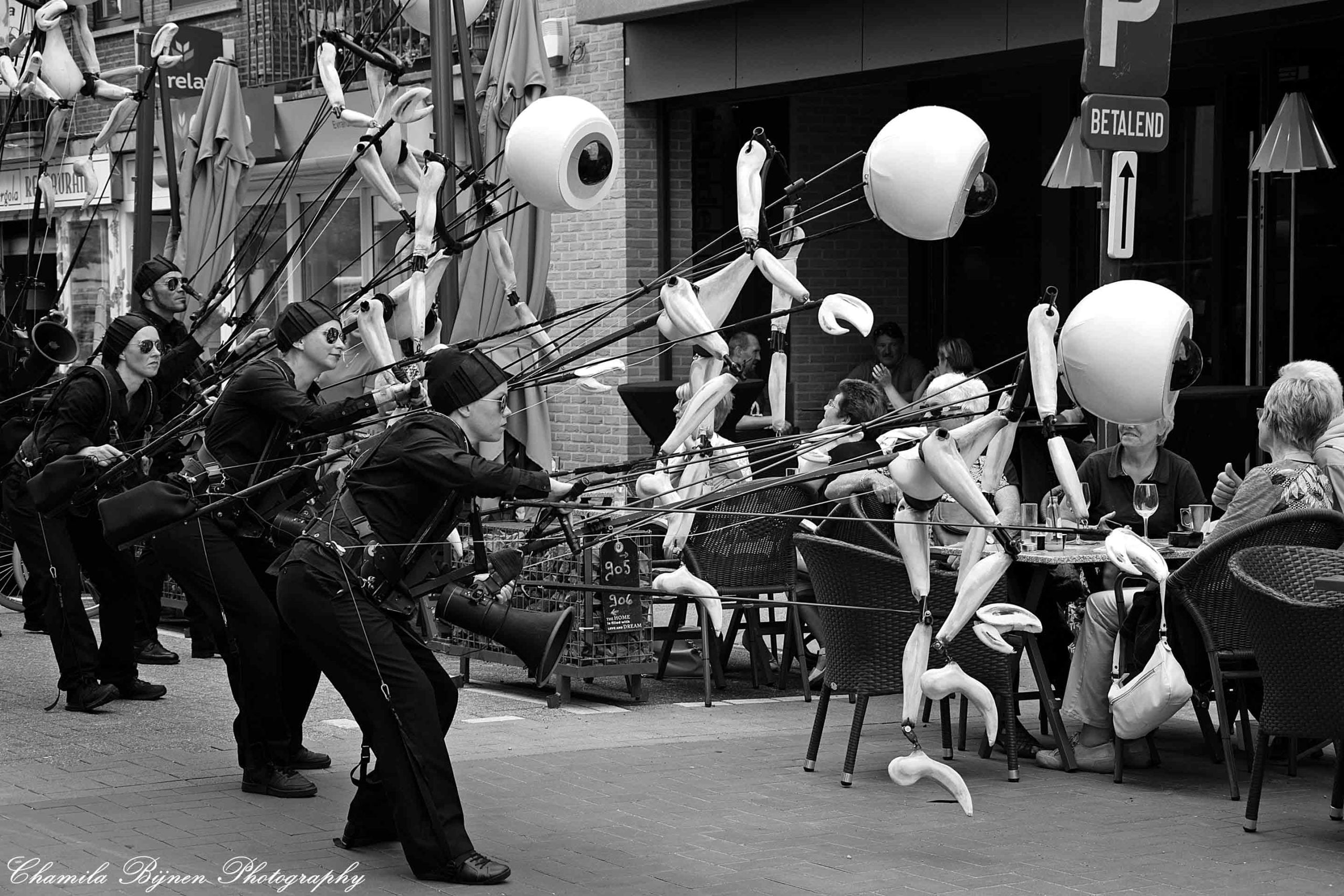Close-Act Theatre makes street-theatre spectacles for festivals and events. With stilts, mobile objects and beautiful costumes we create an imaginary world for you to enjoy. Le théâtre Close-Act crée des spectacles de théâtre de rue pour les festivals et les événements. Avec des échasses, des objets mobiles et de beaux costumes, nous créons un monde imaginaire dont vous pourrez profiter. Close-Act Theatre hace espectáculos de teatro callejero para festivales y eventos. Con zancos, objetos móviles y hermosos trajes, creamos un mundo imaginario para que disfrutes.
