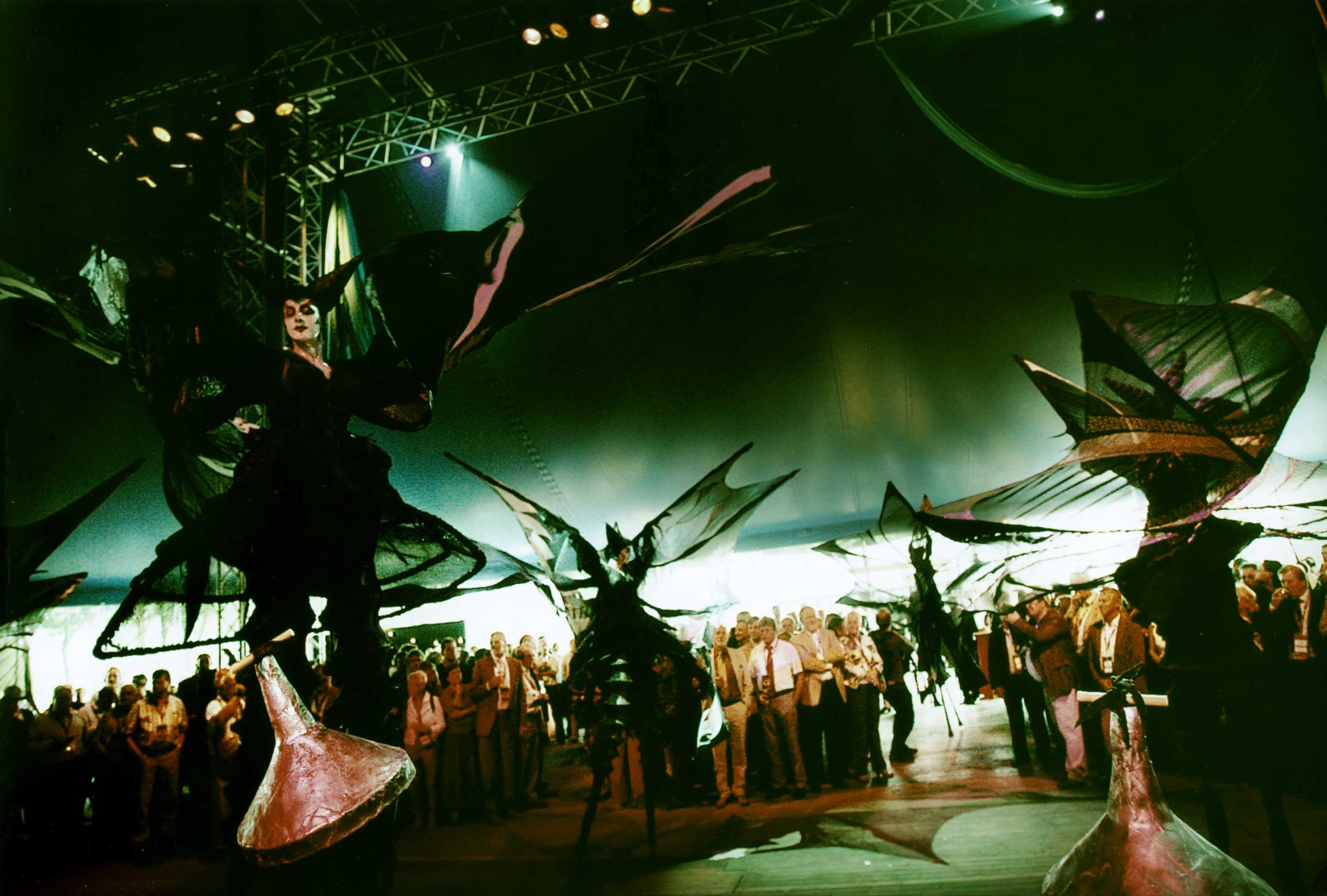 Close-Act Theatre makes street-theatre spectacles for festivals and events. With stilts, mobile objects and beautiful costumes we create an imaginary world for you to enjoy. Le théâtre Close-Act crée des spectacles de théâtre de rue pour les festivals et les événements. Avec des échasses, des objets mobiles et de beaux costumes, nous créons un monde imaginaire dont vous pourrez profiter. Close-Act Theatre hace espectáculos de teatro callejero para festivales y eventos. Con zancos, objetos móviles y hermosos trajes, creamos un mundo imaginario para que disfrutes.