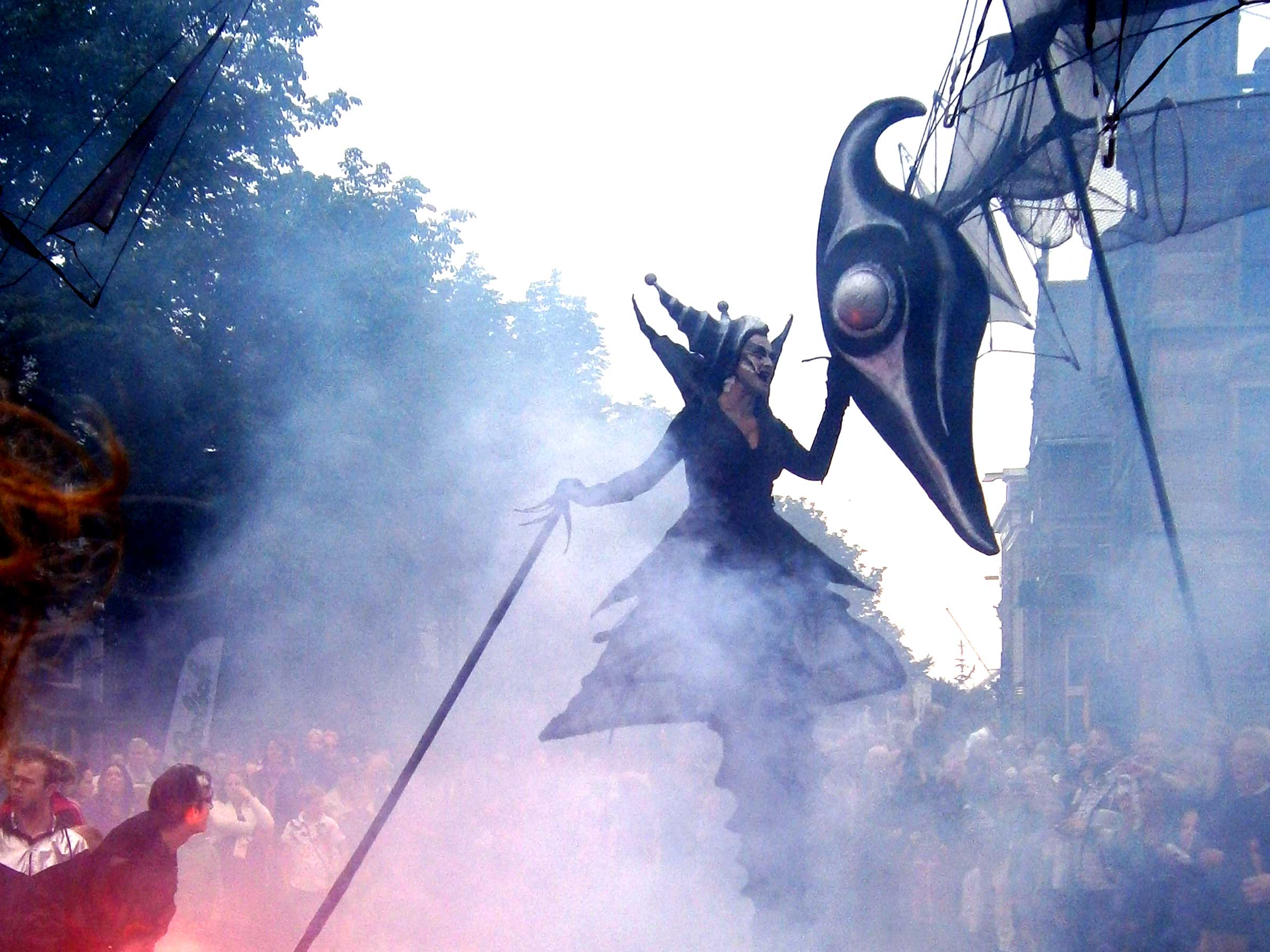 Close-Act Theatre makes street-theatre spectacles for festivals and events. With stilts, mobile objects and beautiful costumes we create an imaginary world for you to enjoy. Le théâtre Close-Act crée des spectacles de théâtre de rue pour les festivals et les événements. Avec des échasses, des objets mobiles et de beaux costumes, nous créons un monde imaginaire dont vous pourrez profiter. Close-Act Theatre hace espectáculos de teatro callejero para festivales y eventos. Con zancos, objetos móviles y hermosos trajes, creamos un mundo imaginario para que disfrutes.