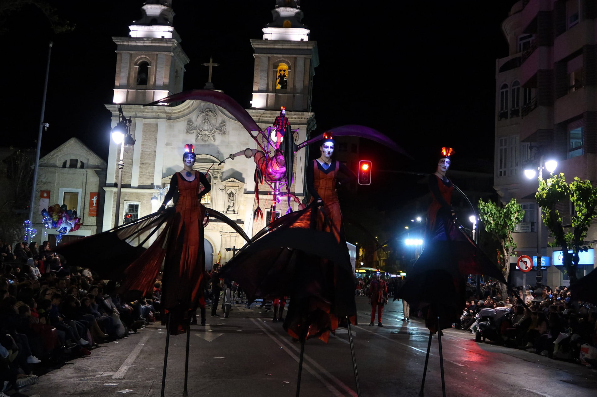 Close-Act Theatre makes street-theatre spectacles for festivals and events. With stilts, mobile objects and beautiful costumes we create an imaginary world for you to enjoy. Le théâtre Close-Act crée des spectacles de théâtre de rue pour les festivals et les événements. Avec des échasses, des objets mobiles et de beaux costumes, nous créons un monde imaginaire dont vous pourrez profiter. Close-Act Theatre hace espectáculos de teatro callejero para festivales y eventos. Con zancos, objetos móviles y hermosos trajes, creamos un mundo imaginario para que disfrutes.