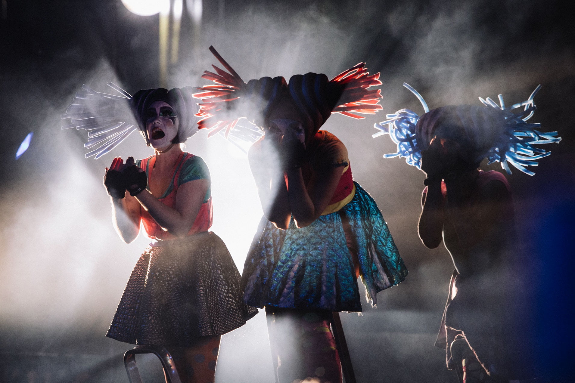Close-Act Theatre makes street-theatre spectacles for festivals and events. With stilts, mobile objects and beautiful costumes we create an imaginary world for you to enjoy. Le théâtre Close-Act crée des spectacles de théâtre de rue pour les festivals et les événements. Avec des échasses, des objets mobiles et de beaux costumes, nous créons un monde imaginaire dont vous pourrez profiter. Close-Act Theatre hace espectáculos de teatro callejero para festivales y eventos. Con zancos, objetos móviles y hermosos trajes, creamos un mundo imaginario para que disfrutes.