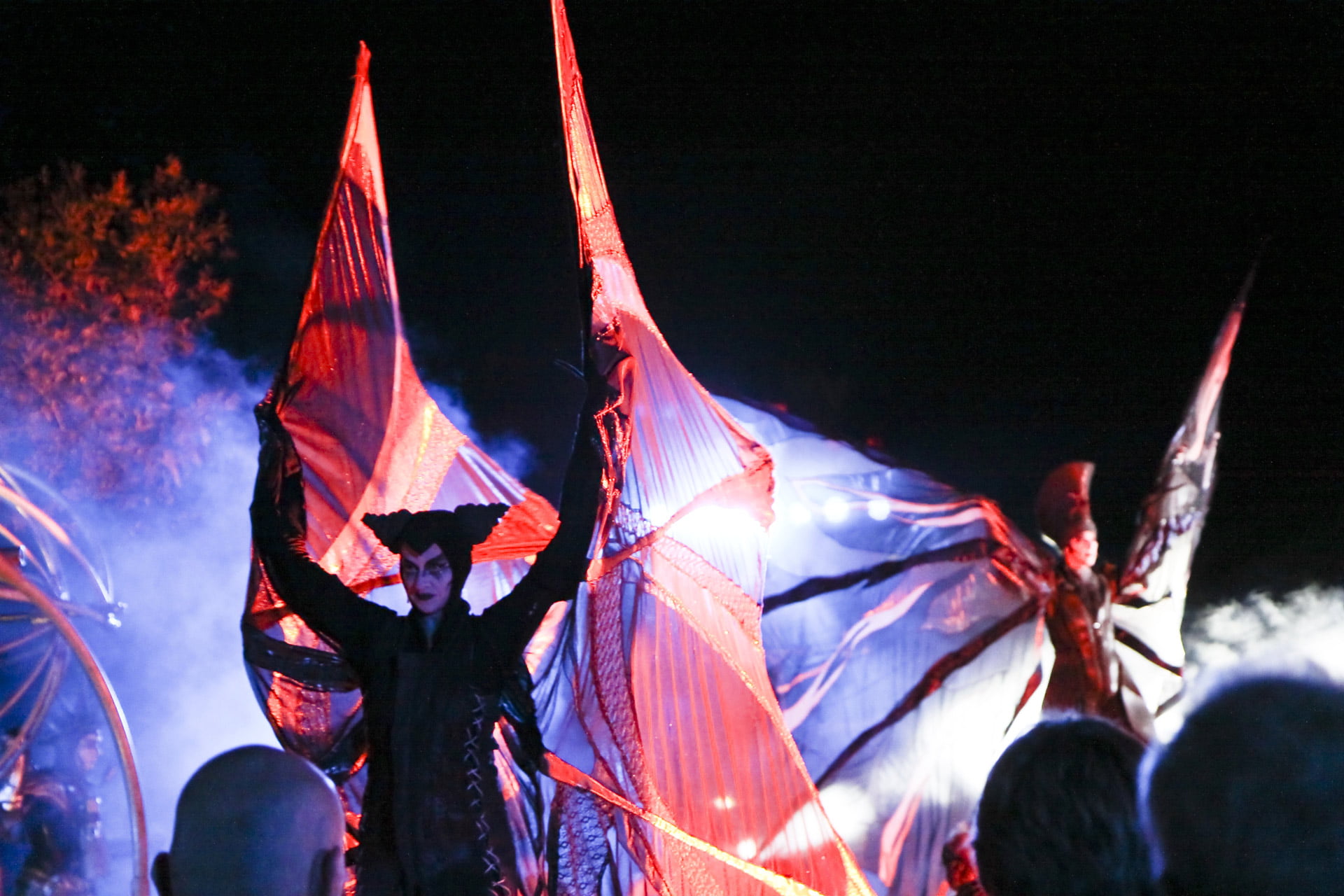 Close-Act Theatre makes street-theatre spectacles for festivals and events. With stilts, mobile objects and beautiful costumes we create an imaginary world for you to enjoy. Le théâtre Close-Act crée des spectacles de théâtre de rue pour les festivals et les événements. Avec des échasses, des objets mobiles et de beaux costumes, nous créons un monde imaginaire dont vous pourrez profiter. Close-Act Theatre hace espectáculos de teatro callejero para festivales y eventos. Con zancos, objetos móviles y hermosos trajes, creamos un mundo imaginario para que disfrutes.