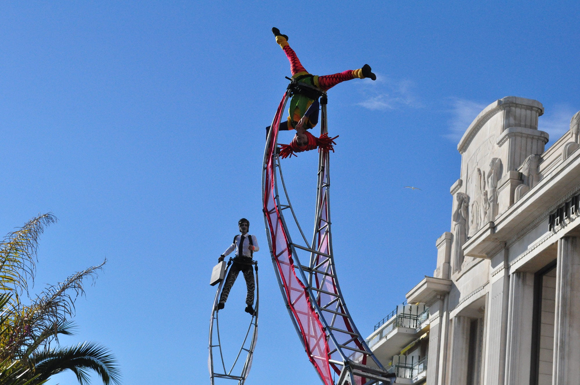 Close-Act Theatre makes street-theatre spectacles for festivals and events. With stilts, mobile objects and beautiful costumes we create an imaginary world for you to enjoy. Le théâtre Close-Act crée des spectacles de théâtre de rue pour les festivals et les événements. Avec des échasses, des objets mobiles et de beaux costumes, nous créons un monde imaginaire dont vous pourrez profiter. Close-Act Theatre hace espectáculos de teatro callejero para festivales y eventos. Con zancos, objetos móviles y hermosos trajes, creamos un mundo imaginario para que disfrutes.