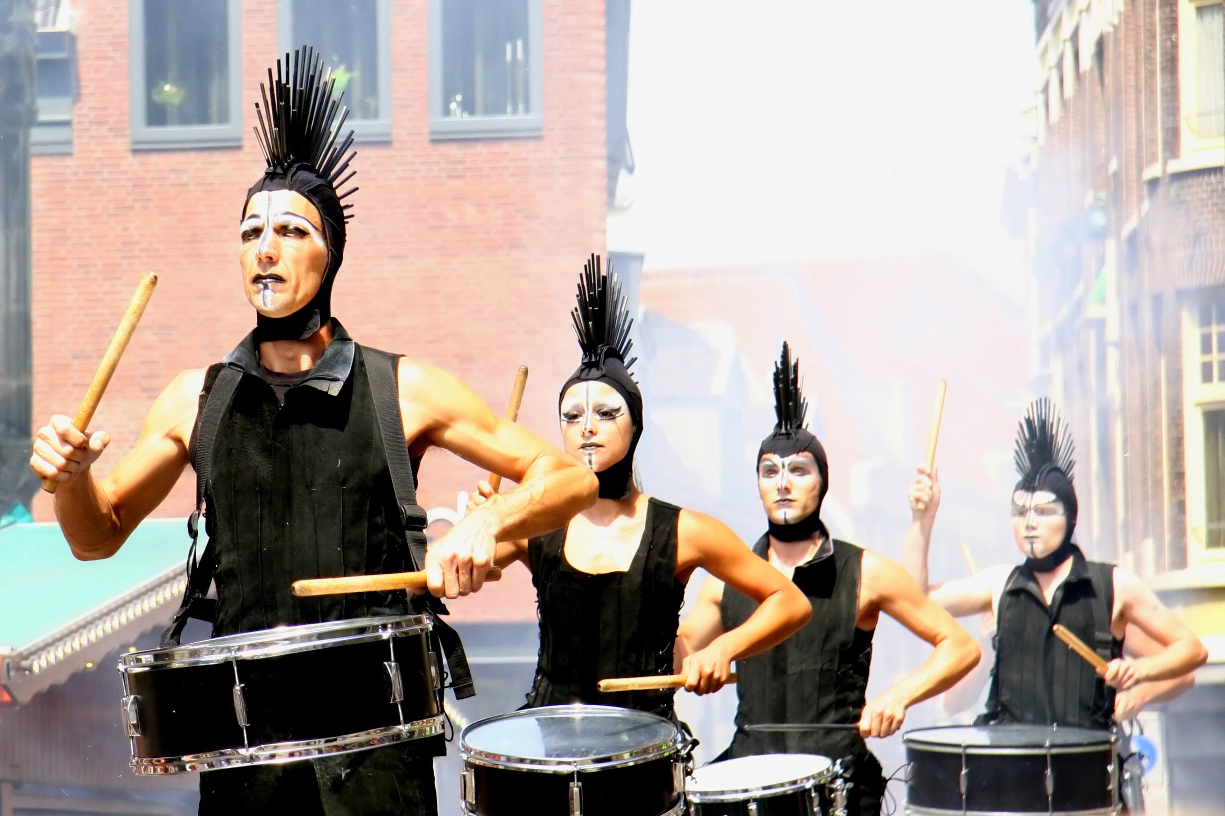 Close-Act Theatre makes street-theatre spectacles for festivals and events. With stilts, mobile objects and beautiful costumes we create an imaginary world for you to enjoy. Le théâtre Close-Act crée des spectacles de théâtre de rue pour les festivals et les événements. Avec des échasses, des objets mobiles et de beaux costumes, nous créons un monde imaginaire dont vous pourrez profiter. Close-Act Theatre hace espectáculos de teatro callejero para festivales y eventos. Con zancos, objetos móviles y hermosos trajes, creamos un mundo imaginario para que disfrutes.