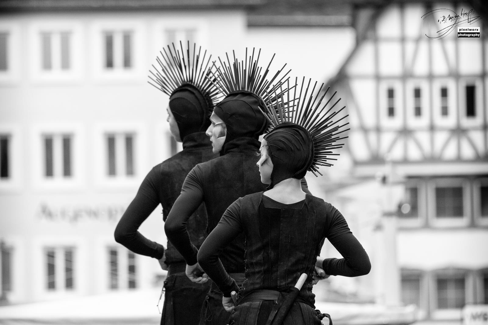 Close-Act Theatre makes street-theatre spectacles for festivals and events. With stilts, mobile objects and beautiful costumes we create an imaginary world for you to enjoy. Le théâtre Close-Act crée des spectacles de théâtre de rue pour les festivals et les événements. Avec des échasses, des objets mobiles et de beaux costumes, nous créons un monde imaginaire dont vous pourrez profiter. Close-Act Theatre hace espectáculos de teatro callejero para festivales y eventos. Con zancos, objetos móviles y hermosos trajes, creamos un mundo imaginario para que disfrutes.