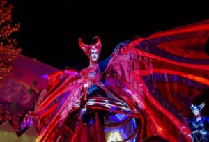 Close-Act Theatre makes street-theatre spectacles for festivals and events. With stilts, mobile objects and beautiful costumes we create an imaginary world for you to enjoy. Le théâtre Close-Act crée des spectacles de théâtre de rue pour les festivals et les événements. Avec des échasses, des objets mobiles et de beaux costumes, nous créons un monde imaginaire dont vous pourrez profiter. Close-Act Theatre hace espectáculos de teatro callejero para festivales y eventos. Con zancos, objetos móviles y hermosos trajes, creamos un mundo imaginario para que disfrutes.