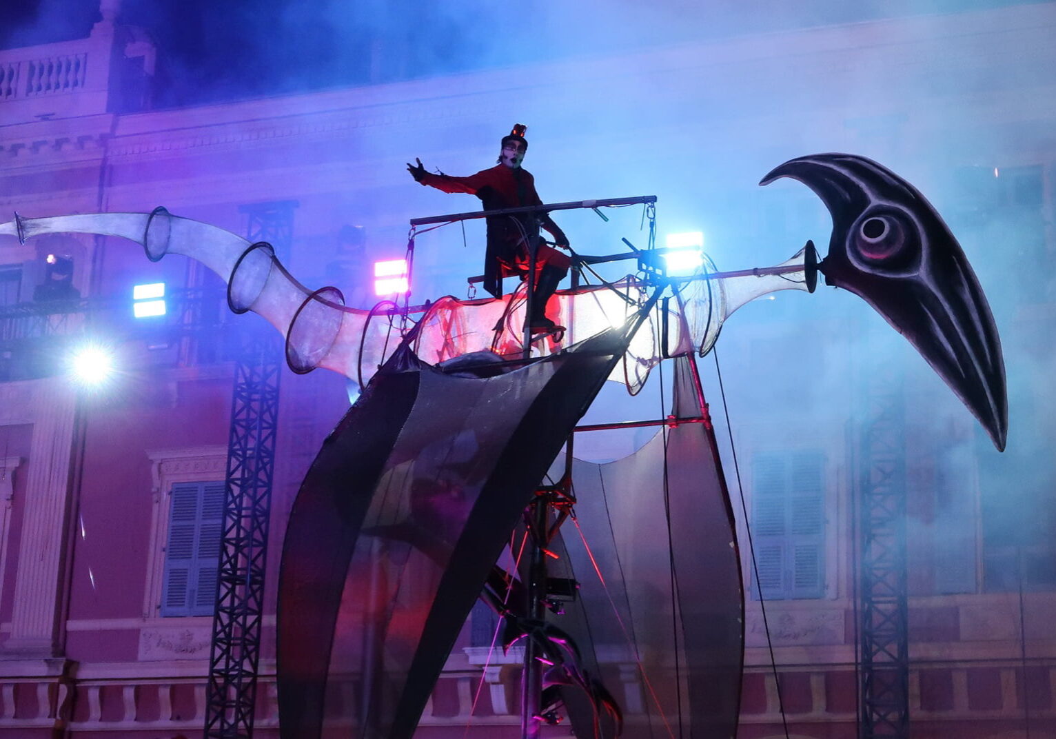 CLOSE-ACT-THEATRE-PRODUCTION-CONVOI-EXCEPTIONNEL-BIRDS Photo Close-Act Carnaval-de-Nice-2018 .JPG Close-Act Theatre makes street-theatre spectacles for festivals and events. With stilts, mobile objects and beautiful costumes we create an imaginary world for you to enjoy. Le théâtre Close-Act crée des spectacles de théâtre de rue pour les festivals et les événements. Avec des échasses, des objets mobiles et de beaux costumes, nous créons un monde imaginaire dont vous pourrez profiter. Close-Act Theatre hace espectáculos de teatro callejero para festivales y eventos. Con zancos, objetos móviles y hermosos trajes, creamos un mundo imaginario para que disfrutes.