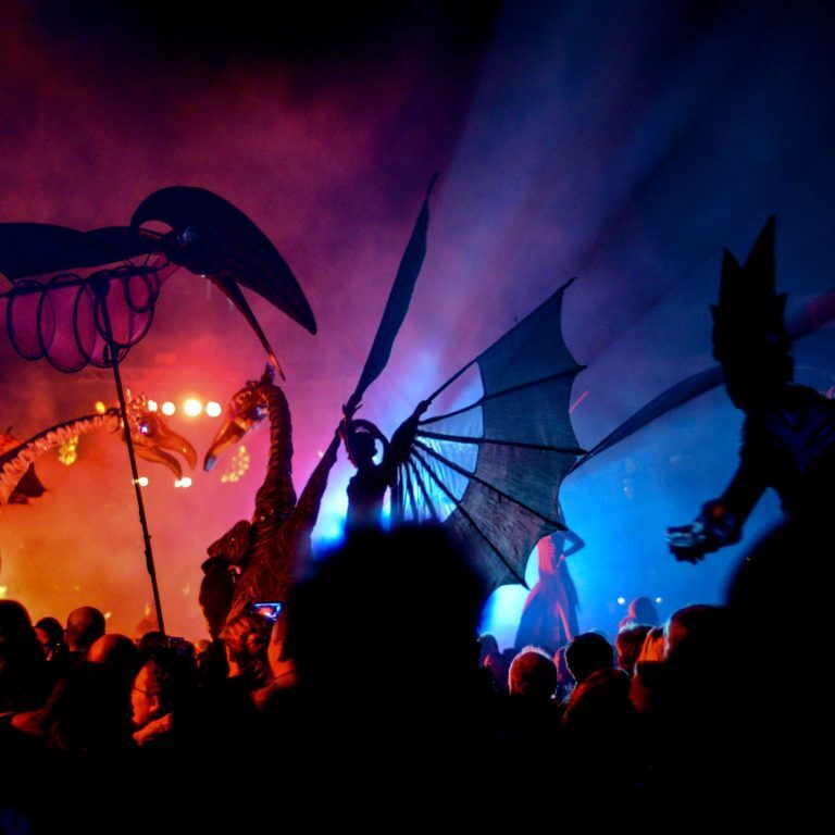 Close-Act Theatre makes street-theatre spectacles for festivals and events. With stilts, mobile objects and beautiful costumes we create an imaginary world for you to enjoy. Le théâtre Close-Act crée des spectacles de théâtre de rue pour les festivals et les événements. Avec des échasses, des objets mobiles et de beaux costumes, nous créons un monde imaginaire dont vous pourrez profiter. Close-Act Theatre hace espectáculos de teatro callejero para festivales y eventos. Con zancos, objetos móviles y hermosos trajes, creamos un mundo imaginario para que disfrutes.