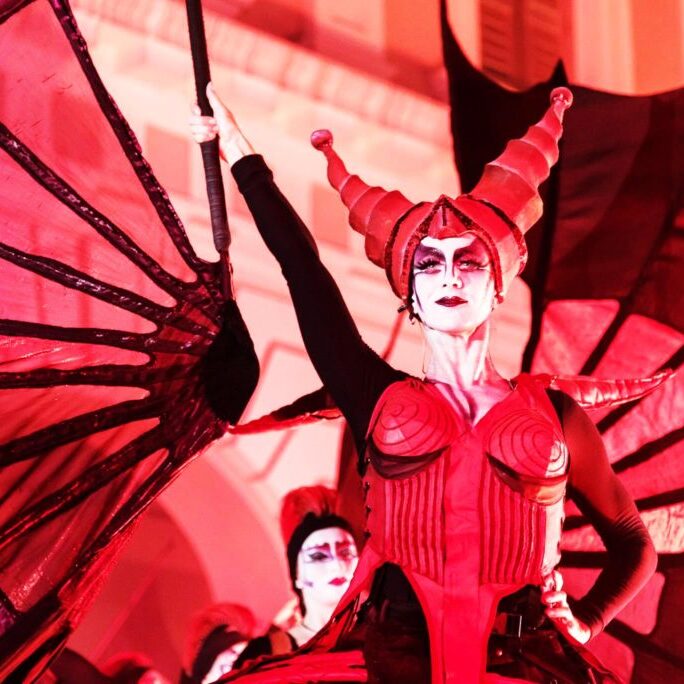 Close-Act Theatre makes street-theatre spectacles for festivals and events. With stilts, mobile objects and beautiful costumes we create an imaginary world for you to enjoy. Le théâtre Close-Act crée des spectacles de théâtre de rue pour les festivals et les événements. Avec des échasses, des objets mobiles et de beaux costumes, nous créons un monde imaginaire dont vous pourrez profiter. Close-Act Theatre hace espectáculos de teatro callejero para festivales y eventos. Con zancos, objetos móviles y hermosos trajes, creamos un mundo imaginario para que disfrutes.