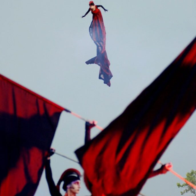 Close-Act Theatre makes street-theatre spectacles for festivals and events. With stilts, mobile objects and beautiful costumes we create an imaginary world for you to enjoy. Le théâtre Close-Act crée des spectacles de théâtre de rue pour les festivals et les événements. Avec des échasses, des objets mobiles et de beaux costumes, nous créons un monde imaginaire dont vous pourrez profiter. Close-Act Theatre hace espectáculos de teatro callejero para festivales y eventos. Con zancos, objetos móviles y hermosos trajes, creamos un mundo imaginario para que disfrutes.