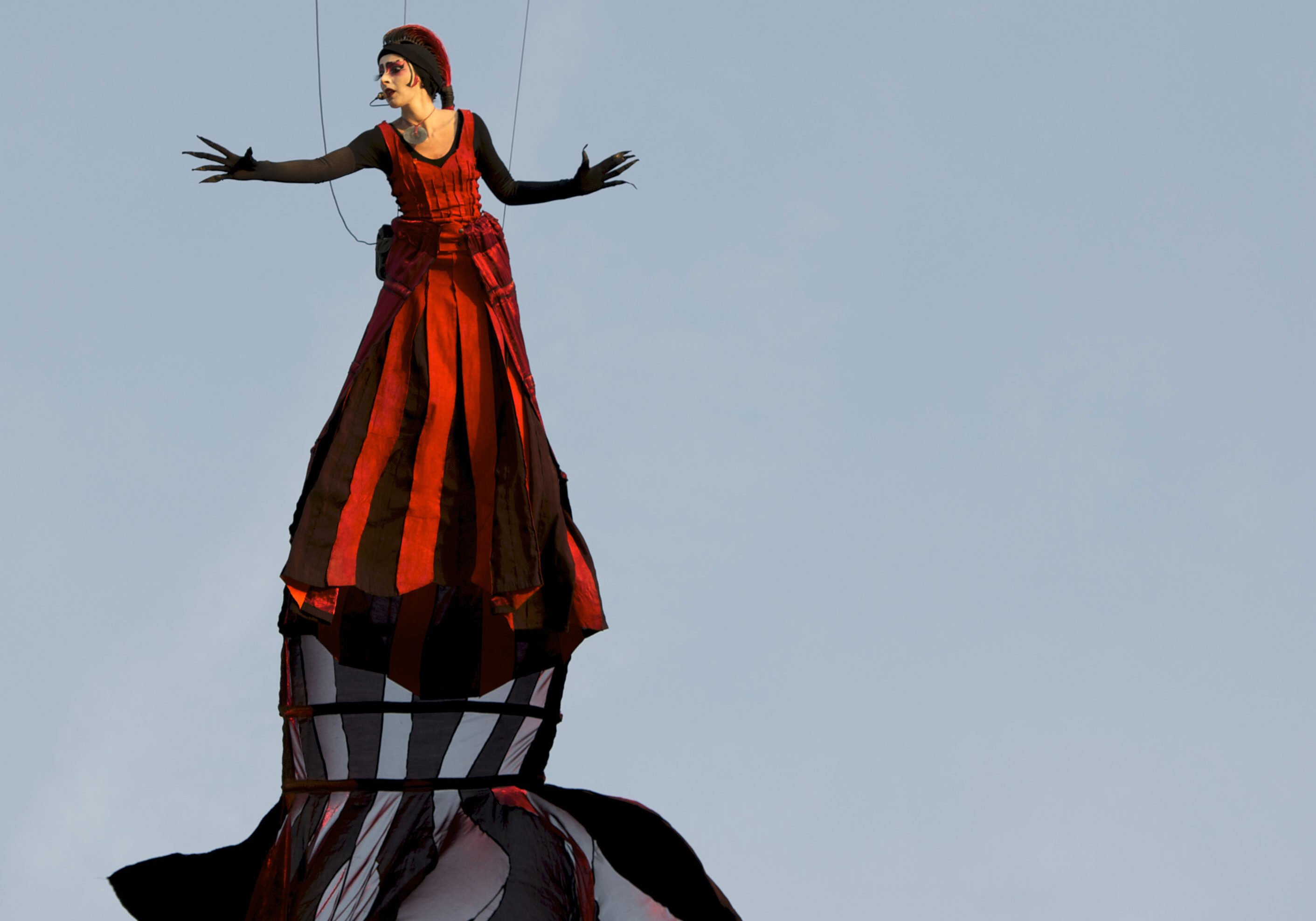 Close-Act-Theatre-production-mobile-act-Act-Red-Flags-6-photo-by-Jef-Rabillon Close-Act Theatre makes street-theatre spectacles for festivals and events. With stilts, mobile objects and beautiful costumes we create an imaginary world for you to enjoy. Le théâtre Close-Act crée des spectacles de théâtre de rue pour les festivals et les événements. Avec des échasses, des objets mobiles et de beaux costumes, nous créons un monde imaginaire dont vous pourrez profiter. Close-Act Theatre hace espectáculos de teatro callejero para festivales y eventos. Con zancos, objetos móviles y hermosos trajes, creamos un mundo imaginario para que disfrutes.