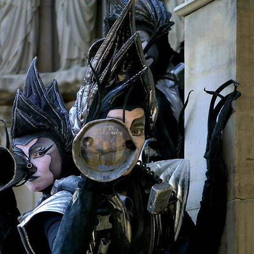 Close-Act Theatre makes street-theatre spectacles for festivals and events. With stilts, mobile objects and beautiful costumes we create an imaginary world for you to enjoy. Le théâtre Close-Act crée des spectacles de théâtre de rue pour les festivals et les événements. Avec des échasses, des objets mobiles et de beaux costumes, nous créons un monde imaginaire dont vous pourrez profiter. Close-Act Theatre hace espectáculos de teatro callejero para festivales y eventos. Con zancos, objetos móviles y hermosos trajes, creamos un mundo imaginario para que disfrutes.