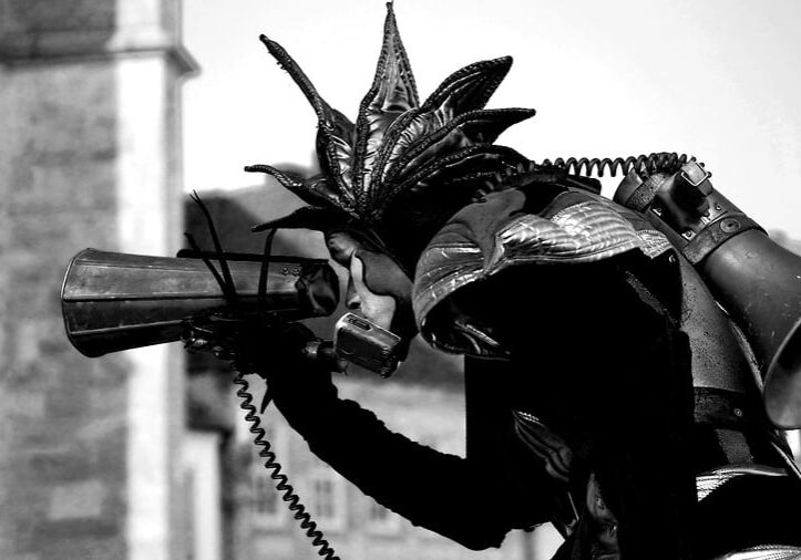 Close-Act Theatre makes street-theatre spectacles for festivals and events. With stilts, mobile objects and beautiful costumes we create an imaginary world for you to enjoy. Le théâtre Close-Act crée des spectacles de théâtre de rue pour les festivals et les événements. Avec des échasses, des objets mobiles et de beaux costumes, nous créons un monde imaginaire dont vous pourrez profiter. Close-Act Theatre hace espectáculos de teatro callejero para festivales y eventos. Con zancos, objetos móviles y hermosos trajes, creamos un mundo imaginario para que disfrutes.