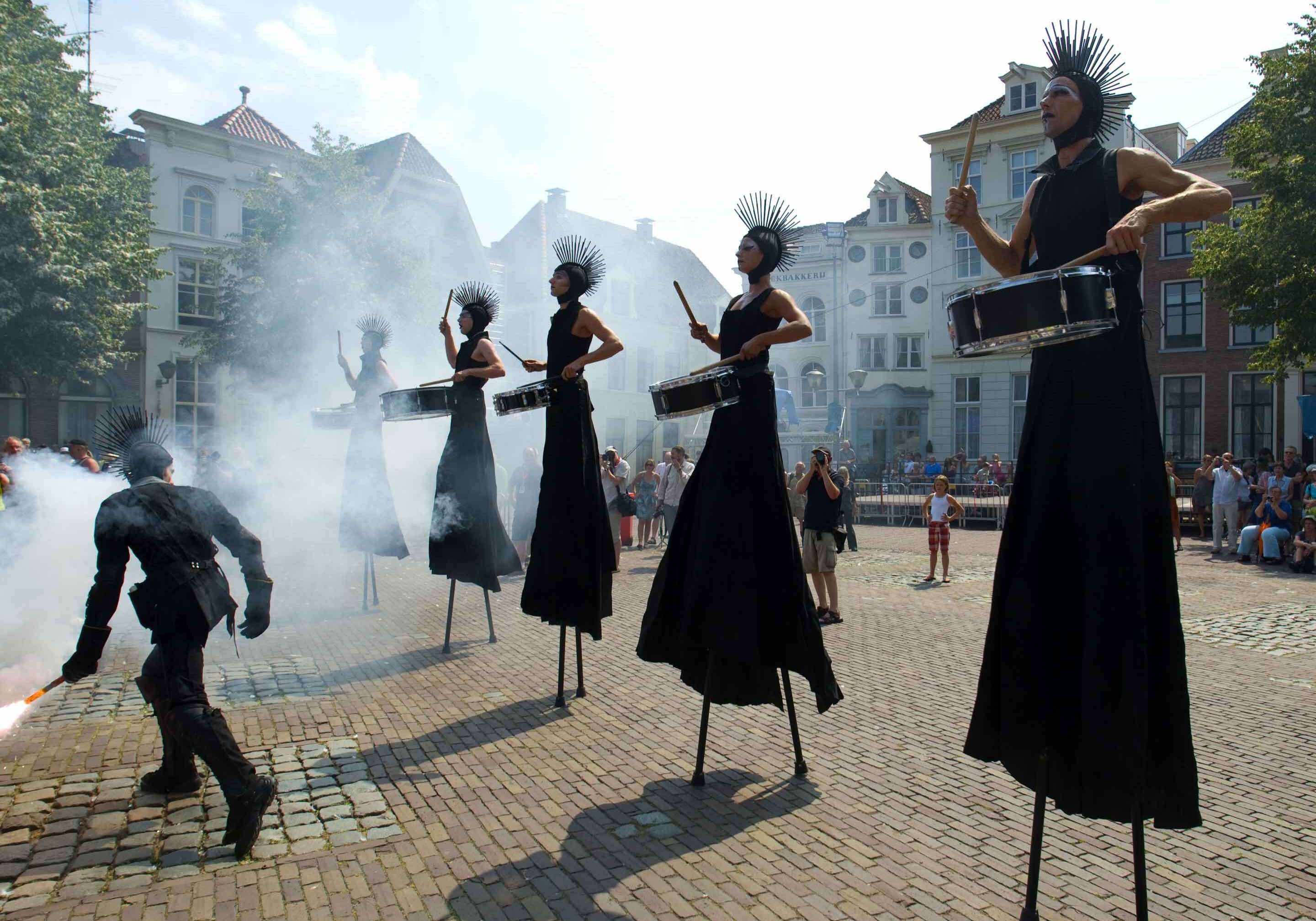 Close-Act Theatre makes street-theatre spectacles for festivals and events. With stilts, mobile objects and beautiful costumes we create an imaginary world for you to enjoy. Le théâtre Close-Act crée des spectacles de théâtre de rue pour les festivals et les événements. Avec des échasses, des objets mobiles et de beaux costumes, nous créons un monde imaginaire dont vous pourrez profiter. Close-Act Theatre hace espectáculos de teatro callejero para festivales y eventos. Con zancos, objetos móviles y hermosos trajes, creamos un mundo imaginario para que disfrutes.