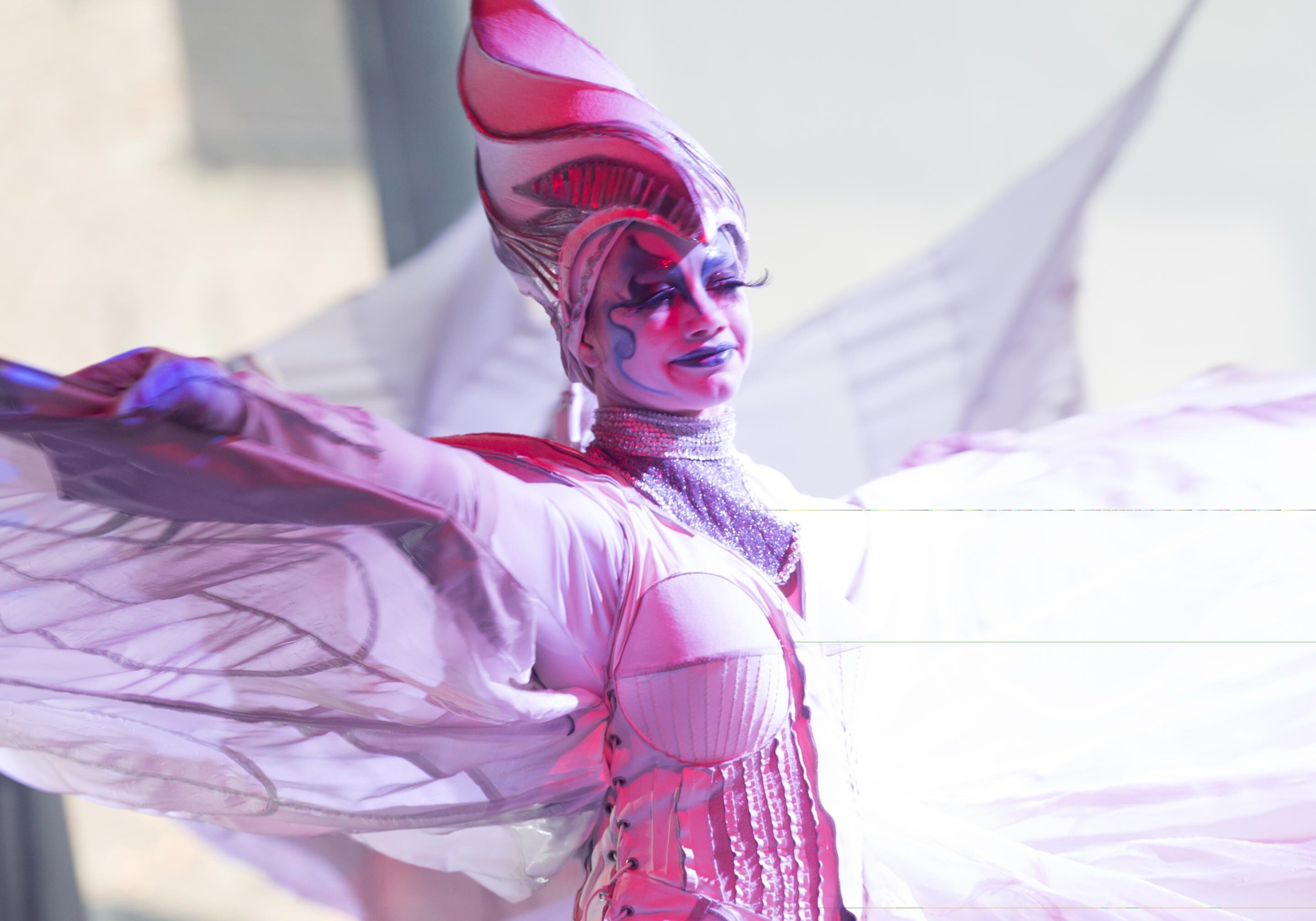 Close-Act Theatre makes street-theatre spectacles for festivals and events. With stilts, mobile objects and beautiful costumes we create an imaginary world for you to enjoy. Le théâtre Close-Act crée des spectacles de théâtre de rue pour les festivals et les événements. Avec des échasses, des objets mobiles et de beaux costumes, nous créons un monde imaginaire dont vous pourrez profiter. Close-Act Theatre hace espectáculos de teatro callejero para festivales y eventos. Con zancos, objetos móviles y hermosos trajes, creamos un mundo imaginario para que disfrutes.
