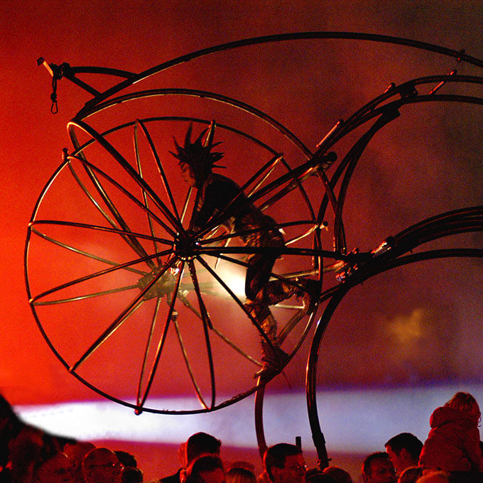 Close-Act Theatre makes street-theatre spectacles for festivals and events. With stilts, mobile objects and beautiful costumes we create an imaginary world for you to enjoy. Le théâtre Close-Act crée des spectacles de théâtre de rue pour les festivals et les événements. Avec des échasses, des objets mobiles et de beaux costumes, nous créons un monde imaginaire dont vous pourrez profiter. Close-Act Theatre hace espectáculos de teatro callejero para festivales y eventos. Con zancos, objetos móviles y hermosos trajes, creamos un mundo imaginario para que disfrutes.