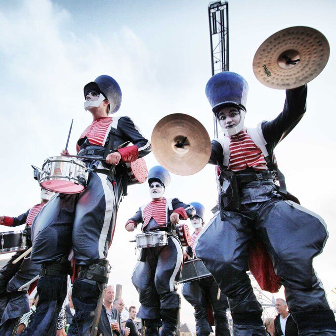 Close-Act Theatre makes street-theatre spectacles for festivals and events. With stilts, mobile objects and beautiful costumes we create an imaginary world for you to enjoy. Le théâtre Close-Act crée des spectacles de théâtre de rue pour les festivals et les événements. Avec des échasses, des objets mobiles et de beaux costumes, nous créons un monde imaginaire dont vous pourrez profiter. Close-Act Theatre hace espectáculos de teatro callejero para festivales y eventos. Con zancos, objetos móviles y hermosos trajes, creamos un mundo imaginario para que disfrutes.
