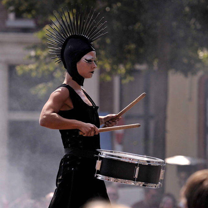 Close-Act Theatre makes street-theatre spectacles for festivals and events. With stilts, mobile objects and beautiful costumes we create an imaginary world for you to enjoy. Le théâtre Close-Act crée des spectacles de théâtre de rue pour les festivals et les événements. Avec des échasses, des objets mobiles et de beaux costumes, nous créons un monde imaginaire dont vous pourrez profiter. Close-Act Theatre hace espectáculos de teatro callejero para festivales y eventos. Con zancos, objetos móviles y hermosos trajes, creamos un mundo imaginario para que disfrutes.