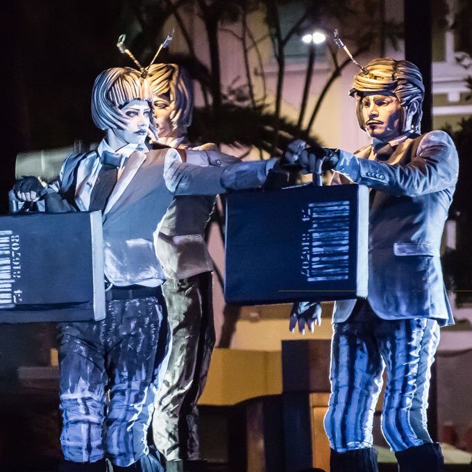 Close-Act Theatre makes street-theatre spectacles for festivals and events. With stilts, mobile objects and beautiful costumes we create an imaginary world for you to enjoy. Le théâtre Close-Act crée des spectacles de théâtre de rue pour les festivals et les événements. Avec des échasses, des objets mobiles et de beaux costumes, nous créons un monde imaginaire dont vous pourrez profiter. Close-Act Theatre hace espectáculos de teatro callejero para festivales y eventos. Con zancos, objetos móviles y hermosos trajes, creamos un mundo imaginario para que disfrutes.
